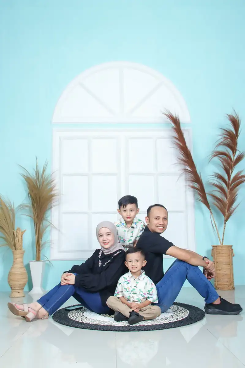 Foto keluarga besar di Studio Kuningan Ahmad Yani - potret family group